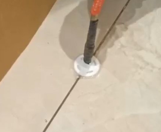 德州瓷砖空鼓维修公司专业解答瓷砖在铺贴过程中，如果没有涂抹均匀到位的粘结材料（如水泥砂浆或瓷砖胶），可能会导致以下问题